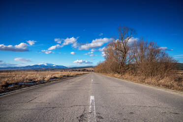 Landstraße in Bulgarien im Herbst. - CAVF84035