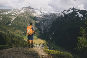 Wanderer auf einer Bergkuppe in den französischen Alpen, Le Tour, Frankreich - CAVF84057