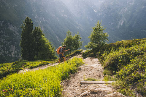 Wanderer beim Aufstieg zur Aiguillette des Posettes, Französische Alpen, Chamonix - CAVF84058