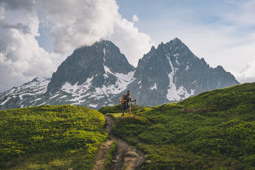 Junger Mann wandert zur Aiguillette des Posettes, Französische Alpen, Chamonix. - CAVF84061