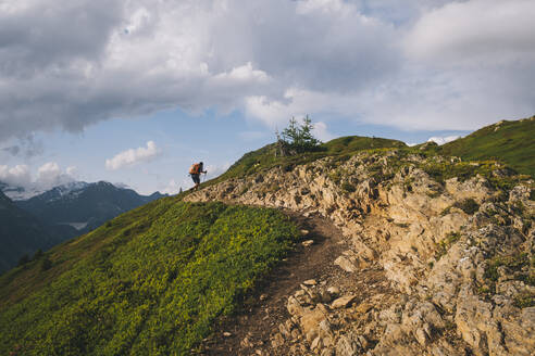 Junger Mann beim Wandern in den französischen Alpen, Chamonix, Frankreich. - CAVF84062