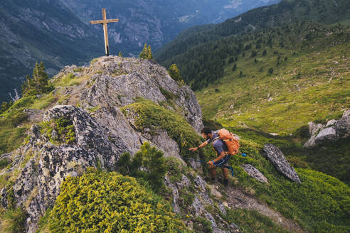 Ein junger Wanderer erreicht den Gipfel der Aiguillette des Posettes in Chamonix. - CAVF84063