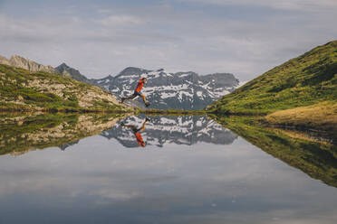 Ein Wanderer springt in einen Bergsee im Chamonix-Tal. - CAVF84067