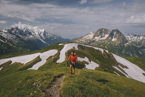 Junger Mann wandert in den französischen Alpen mit dem Mont Blanc als Kulisse. - CAVF84068