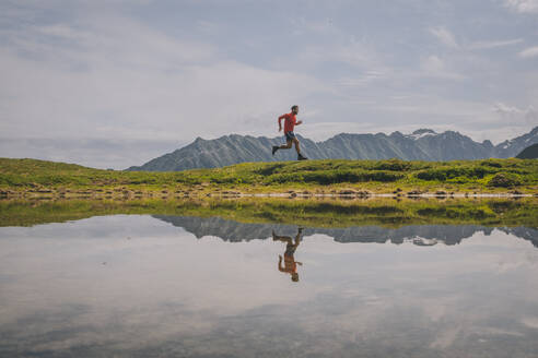 Junger Mann beim Trailrunning in den Alpen, Chamonix, Frankreich. - CAVF84069