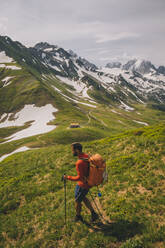 Junger Mann beim Wandern in den französischen Alpen zwischen Frankreich und der Schweiz - CAVF84071