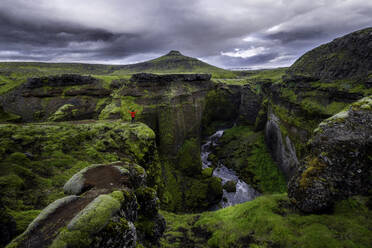 Wandern unter dem Vulkan Eyjafjallajokull auf Island - CAVF84079