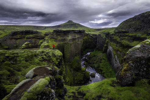 Wandern unter dem Vulkan Eyjafjallajokull auf Island - CAVF84079