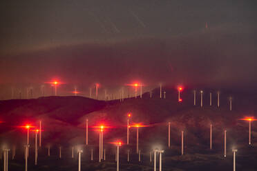 Windmühlen beleuchten den Berghang in der Nähe der Mojave-Wüste in Kalifornien - CAVF84089