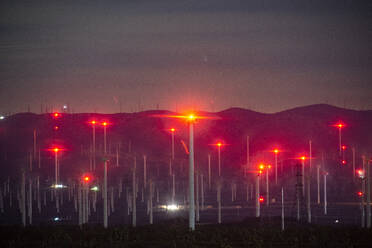 Windmühlen beleuchten den Berghang in der Nähe der Mojave-Wüste in Kalifornien - CAVF84092