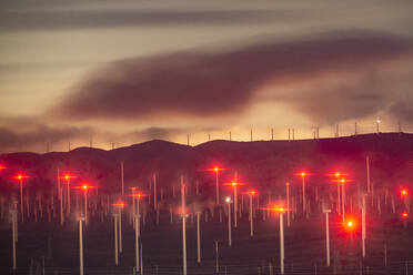 Windmühlen beleuchten den Berghang in der Nähe der Mojave-Wüste in Kalifornien - CAVF84093