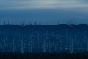 Windmühlen am Berghang in der Nähe der Mojave-Wüste in Kalifornien - CAVF84096