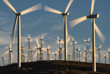 Windmühlen am kalifornischen Berghang in der Mojave-Wüste - CAVF84102