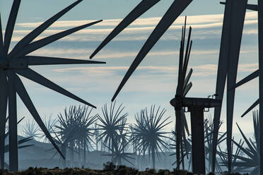 Windmühlen am kalifornischen Berghang in der Mojave-Wüste - CAVF84106