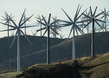 Windmühlen am kalifornischen Berghang in der Mojave-Wüste - CAVF84108