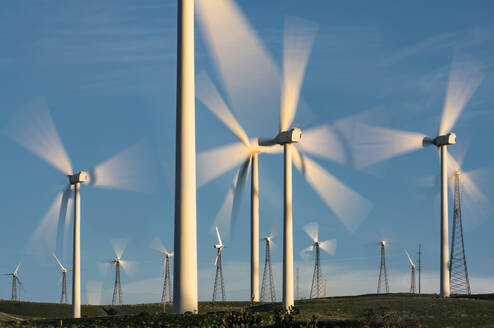 Windmühlen am kalifornischen Berghang in der Mojave-Wüste - CAVF84110