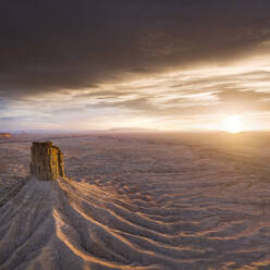 Erosion schneidet tiefe Furchen in die Erde rund um den Chimney Rock M - CAVF84129