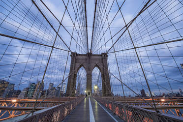 Gurtband der Brooklyn Bridge in der Morgendämmerung NYC - CAVF84140