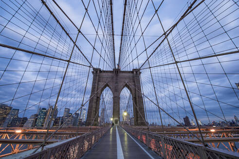 Gurtband der Brooklyn Bridge in der Morgendämmerung NYC - CAVF84140