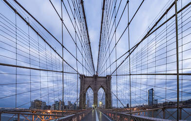 Gurtband der Brooklyn Bridge in der Morgendämmerung NYC - CAVF84143