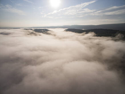 Über dem Nebel in den Bergen bei Sonnenaufgang - CAVF84145