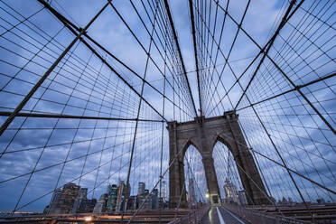 Gurtband der Brooklyn Bridge in der Morgendämmerung NYC - CAVF84146