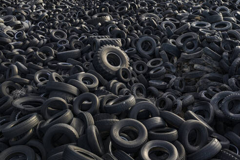 Berge von Reifen auf einer Mülldeponie in den Colorado Plains - CAVF84149