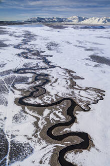 Hot Creek schlängelt sich durch eine kalifornische Winterlandschaft - CAVF84173