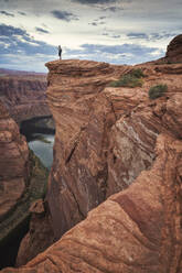 Mann fotografiert Horseshoe Bend Point bei Sonnenuntergang - CAVF84232