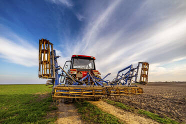 Traktor auf landwirtschaftlichem Feld gegen den Himmel - NOF00099
