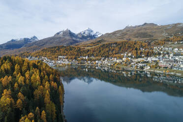 Schweiz, Kanton Graubünden, St. Moritz, Stadt am Ufer des St. Moritzersees im Herbst - RUEF02967