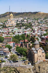 Kathedrale der Heiligen Dreifaltigkeit von Tiflis inmitten des Stadtbilds bei klarem Himmel, Stadtansicht, Tiflis, Georgien - WVF01776