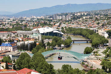 Friedensbrücke über den Fluss Kura vor Stadtbild, Tiflis, Georgien - WVF01777