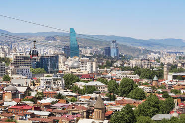 Stadtbild gegen Berge gegen klaren Himmel an einem sonnigen Tag, Tiflis, Georgien - WVF01779