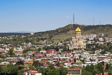 Kathedrale der Heiligen Dreifaltigkeit von Tiflis und Stadtbild gegen klaren Himmel in Tiflis, Georgien - WVF01780