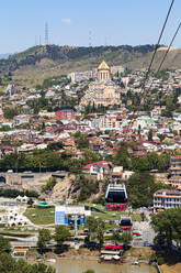 Kathedrale der Heiligen Dreifaltigkeit von Tiflis und Stadtbild gegen den Himmel, Tiflis, Georgien - WVF01784
