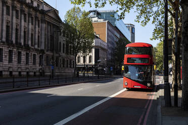 UK, London, Roter Doppeldeckerbus auf der Straße in der Nähe des Bahnhofs Euston - WPEF02959