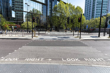 UK, London, Fußgängerübergang und leere Straße in der Nähe des Euston-Platzes während der Ausgangssperre - WPEF02965