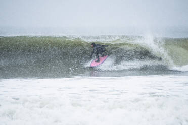 Mann beim Surfen im Winterschnee - CAVF84289