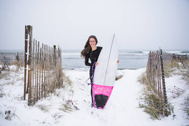 Frau beim Surfen im Winterschnee - CAVF84310