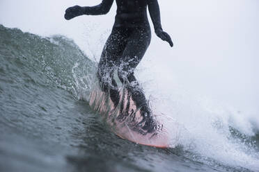 Frau beim Surfen im Winterschnee - CAVF84337