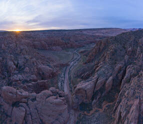 Gulch während des Sonnenaufgangs in der abgelegenen Wüste von Arizona Luftaufnahme - CAVF84353