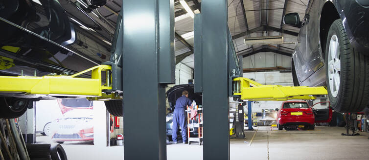 Male mechanic working in auto repair shop - HOXF06438