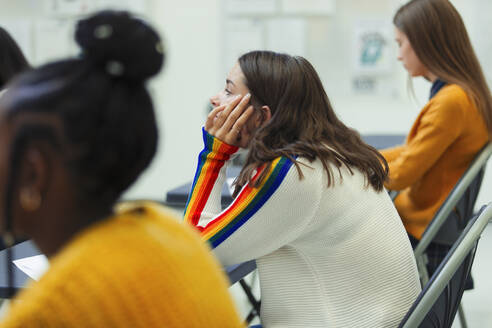 High-School-Schülerin, die eine Prüfung am Schreibtisch im Klassenzimmer ablegt - CAIF27970