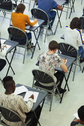 Gymnasiasten bei der Prüfung an den Tischen im Klassenzimmer - CAIF27980