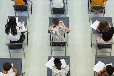 Overhead-Ansicht High-School-Studenten unter Prüfung an Schreibtischen im Klassenzimmer - CAIF27986