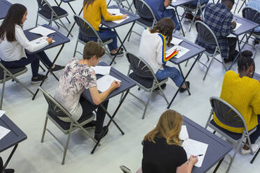 Gymnasiasten bei der Prüfung an den Tischen im Klassenzimmer - CAIF27998