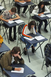 Gymnasiasten legen Prüfung an Tischen ab - CAIF28004