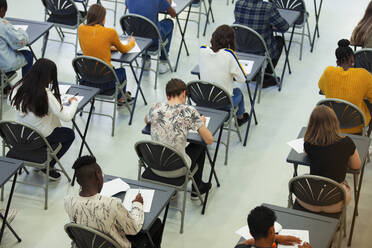 Gymnasiasten legen Prüfung an Tischen ab - CAIF28016