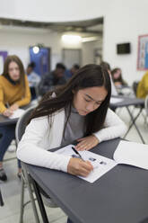 High-School-Mädchen nimmt Prüfung am Schreibtisch im Klassenzimmer - CAIF28023